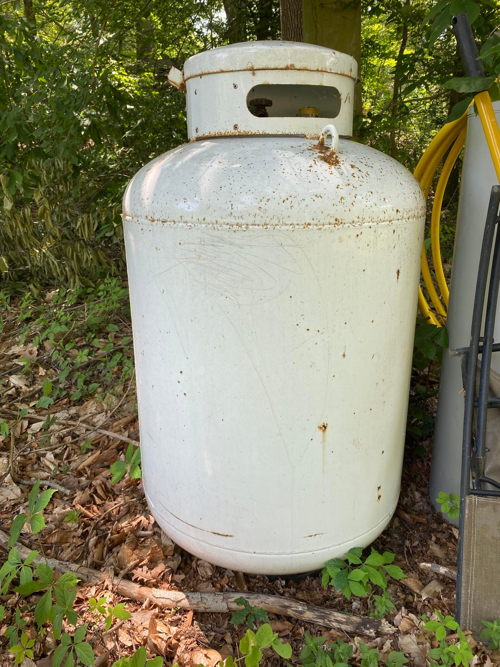 250-gal-propane-tank-left-behind-by-previous-home-owner-v0-eakziilrv75b1-scaled-1 Used 120 Vertical Propane TANKS - Image 1